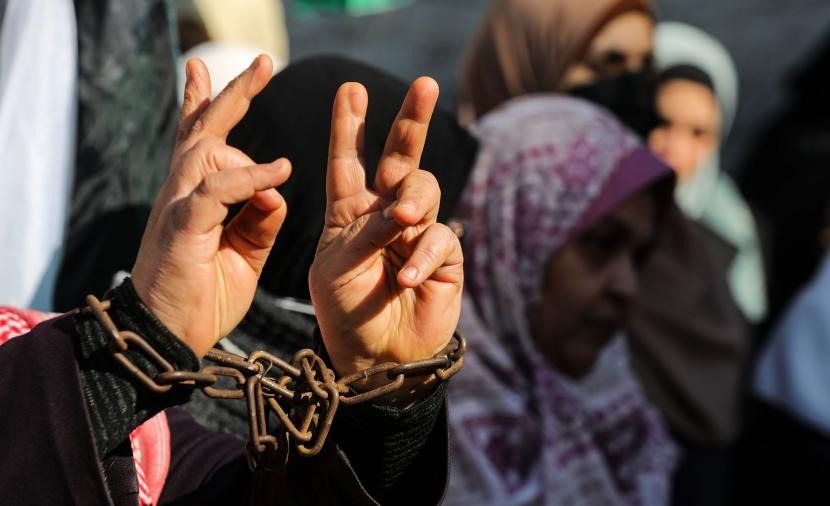 في السجن.. حيث نعلق بين الموت والحياة!